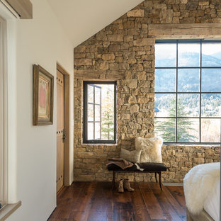 Foto de dormitorio principal, rural, de tamaño medio, con paredes beige y suelo de madera clara