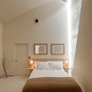 Ejemplo de dormitorio tipo loft, moderno, extra grande, con paredes blancas, suelo de mármol y chimenea tradicional