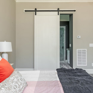 Foto de dormitorio principal, de estilo americano, grande, sin chimenea, con paredes beige, suelo de madera oscura y suelo marrón