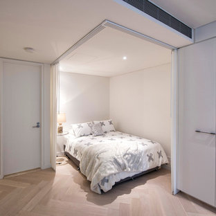 Diseño de dormitorio tipo loft, contemporáneo, pequeño, sin chimenea, con suelo de madera clara