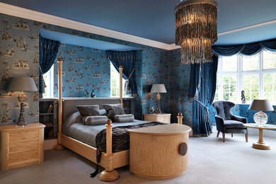 他の地域にある広いエクレクティックスタイルのおしゃれな客用寝室 (青い壁、カーペット敷き、暖炉なし)
