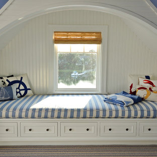 Esempio di una camera da letto stile loft stile marino di medie dimensioni con pareti blu, moquette, camino ad angolo, cornice del camino in pietra e pavimento multicolore