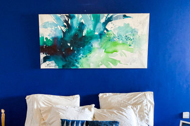 サンフランシスコにある小さなモダンスタイルのおしゃれな主寝室 (青い壁、淡色無垢フローリング、ベージュの床) のレイアウト