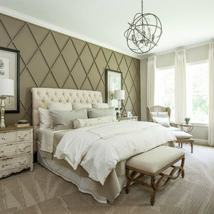 Foto de dormitorio principal, tradicional renovado, de tamaño medio, sin chimenea, con paredes beige, moqueta y suelo beige