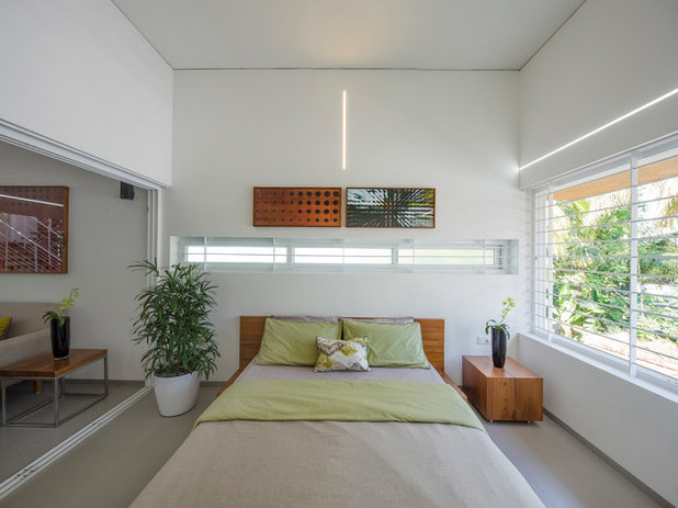 Contemporary Bedroom by LIJO.RENY.architects