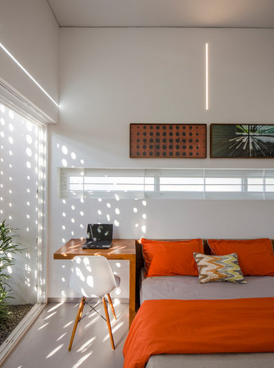 Contemporary Bedroom by LIJO.RENY.architects