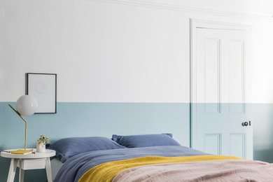 ウエストミッドランズにあるコンテンポラリースタイルのおしゃれな寝室 (照明)