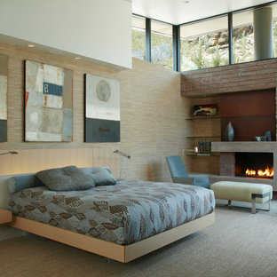 Foto de dormitorio principal, contemporáneo, extra grande, con paredes beige, moqueta, chimenea tradicional, marco de chimenea de hormigón y suelo gris