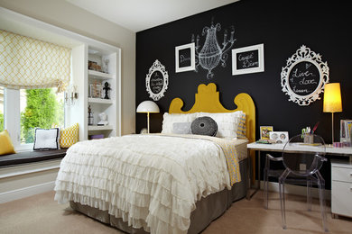 Inspiration för ett mellanstort vintage sovrum, med svarta väggar och heltäckningsmatta