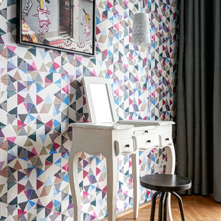 Kleines Modernes Schlafzimmer ohne Kamin mit bunten Wänden, braunem Holzboden und braunem Boden in Berlin