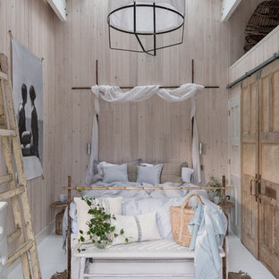 Kleines Kolonialstil Gästezimmer mit beiger Wandfarbe, weißem Boden und gebeiztem Holzboden in Cornwall