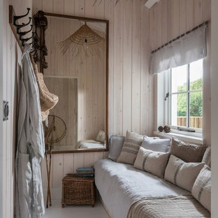 Diseño de habitación de invitados exótica, pequeña, con paredes beige y suelo gris
