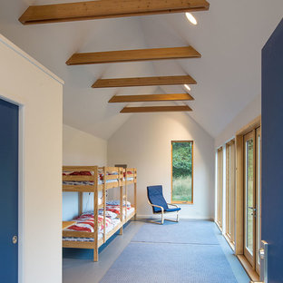 Foto de habitación de invitados rural, pequeña, con paredes blancas