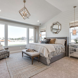 Idée de décoration pour une grand chambre craftsman avec un mur beige.