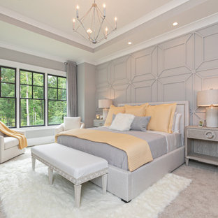 Mittelgroßes Klassisches Hauptschlafzimmer ohne Kamin mit grauer Wandfarbe, Teppichboden, grauem Boden, eingelassener Decke und Wandpaneelen in Atlanta