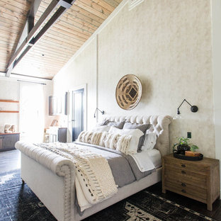 Idee per una camera matrimoniale country con pareti beige e pavimento nero
