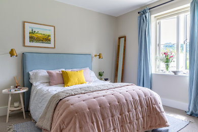 ハンプシャーにある北欧スタイルのおしゃれな寝室
