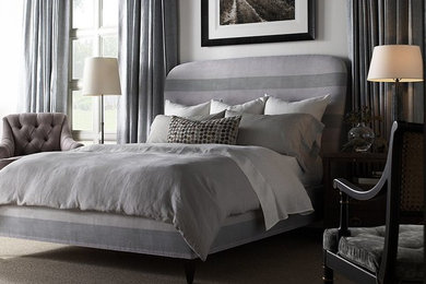 Modelo de dormitorio principal clásico renovado de tamaño medio con paredes grises y moqueta