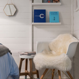Diseño de habitación de invitados escandinava, pequeña, con paredes azules, suelo laminado, estufa de leña y suelo gris
