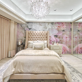Diseño de dormitorio principal, de tamaño medio, con paredes beige, suelo de linóleo y suelo beige