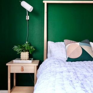 Foto de habitación de invitados escandinava, de tamaño medio, con paredes verdes, moqueta y suelo gris