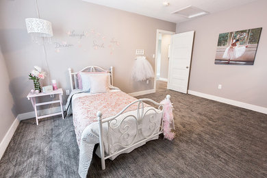 Foto de habitación de invitados actual grande con paredes blancas, moqueta y suelo gris