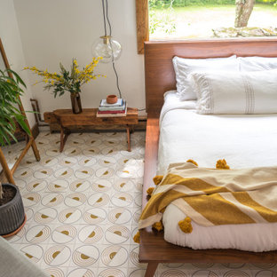 Foto de dormitorio rural, grande, con paredes blancas, suelo de baldosas de cerámica y suelo multicolor