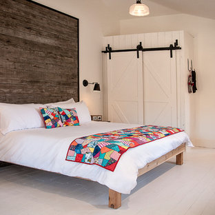 Foto de dormitorio principal, romántico, de tamaño medio, sin chimenea, con paredes blancas, suelo de madera pintada y suelo gris
