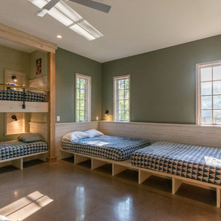 Diseño de habitación de invitados de estilo de casa de campo, grande, con paredes verdes, suelo de cemento y suelo naranja