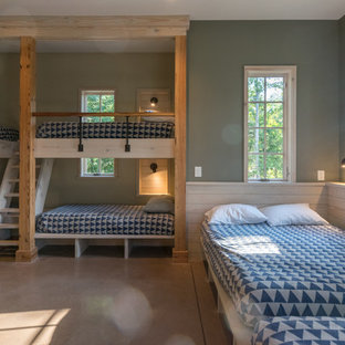 Diseño de habitación de invitados de estilo de casa de campo, grande, con paredes verdes, suelo de cemento y suelo naranja