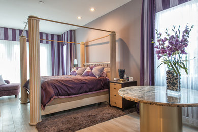 На фото: спальня среднего размера в стиле неоклассика (современная классика)