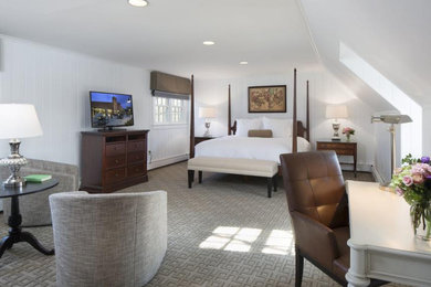 広いトランジショナルスタイルのおしゃれな客用寝室 (白い壁、カーペット敷き、暖炉なし、グレーの床、パネル壁) のレイアウト