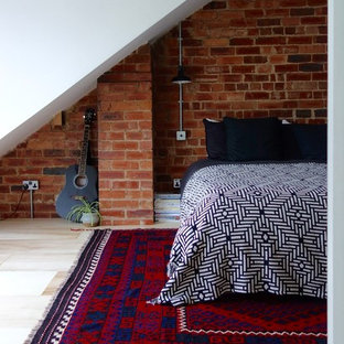 Mittelgroßes Skandinavisches Gästezimmer ohne Kamin mit weißer Wandfarbe und Sperrholzboden in Kent