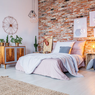 Foto de dormitorio urbano con paredes rojas y suelo blanco
