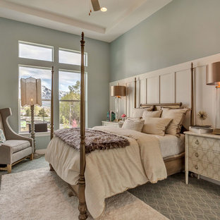Foto de dormitorio principal, tradicional renovado, con paredes verdes y moqueta