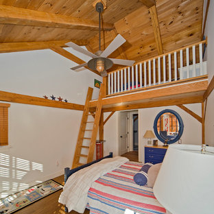 Imagen de dormitorio tipo loft, bohemio, de tamaño medio, con paredes blancas y suelo de madera en tonos medios
