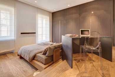 Ejemplo de dormitorio principal moderno con paredes marrones y suelo de madera clara