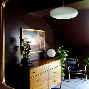 Foto de dormitorio principal, vintage, de tamaño medio, con paredes púrpuras, suelo laminado y suelo marrón