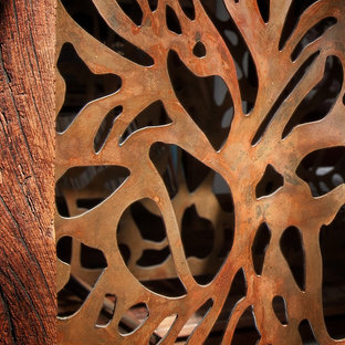 Foto de dormitorio principal, rústico, de tamaño medio, con paredes blancas, suelo de madera oscura, estufa de leña y suelo marrón