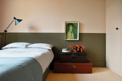 ロンドンにある広いエクレクティックスタイルのおしゃれな主寝室 (ピンクの壁、カーペット敷き、ピンクの床)