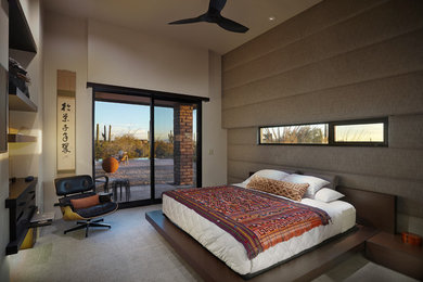 Diseño de dormitorio principal de estilo zen de tamaño medio sin chimenea con paredes grises y moqueta