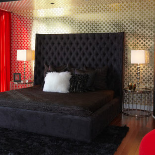 Diseño de dormitorio principal, moderno, grande, sin chimenea, con paredes rojas y moqueta