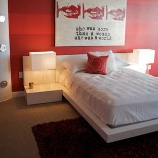 Idee per una grande camera da letto moderna con pareti rosse, moquette e nessun camino