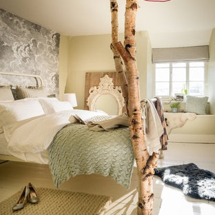 Foto de habitación de invitados rústica, de tamaño medio, con paredes blancas, suelo de madera clara y suelo blanco