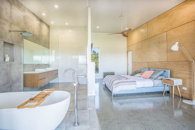 ゴールドコーストにあるコンテンポラリースタイルのおしゃれな主寝室 (白い壁、コンクリートの床) のレイアウト