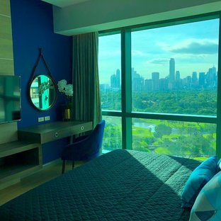 Imagen de dormitorio principal, contemporáneo, de tamaño medio, sin chimenea, con paredes azules, suelo de baldosas de cerámica y suelo amarillo