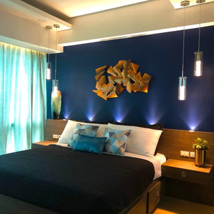 Diseño de dormitorio principal, contemporáneo, de tamaño medio, sin chimenea, con paredes azules, suelo de baldosas de cerámica y suelo amarillo