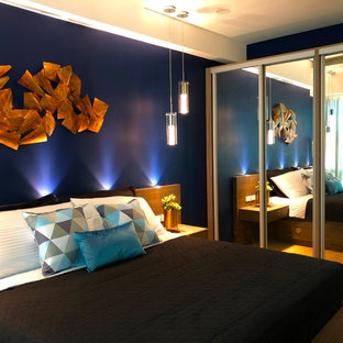 Diseño de dormitorio principal, actual, de tamaño medio, sin chimenea, con paredes azules, suelo de baldosas de cerámica y suelo amarillo