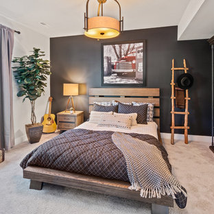 Modelo de dormitorio de estilo de casa de campo, grande, sin chimenea, con moqueta, suelo gris y paredes multicolor