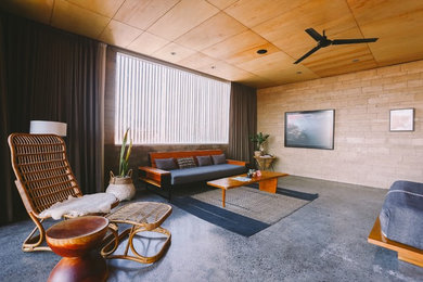 Стильный дизайн: спальня в морском стиле с бежевыми стенами, бетонным полом и серым полом без камина - последний тренд
